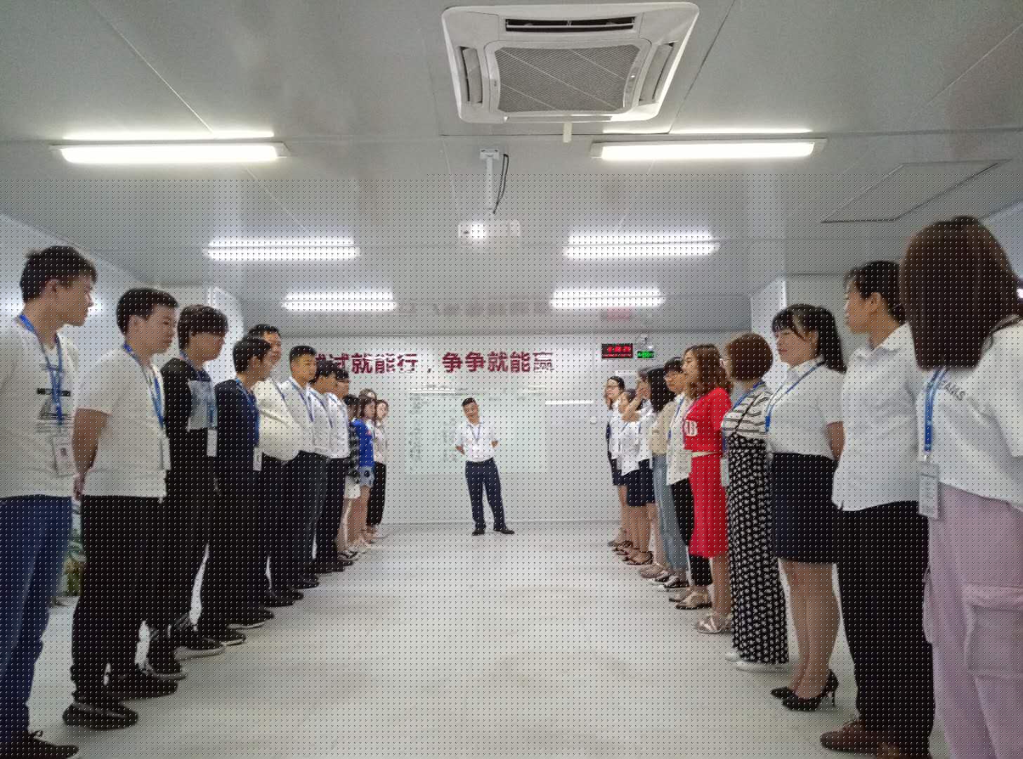 小銘打樣銷售、運(yùn)營及一線員工團(tuán)隊(duì)晨會